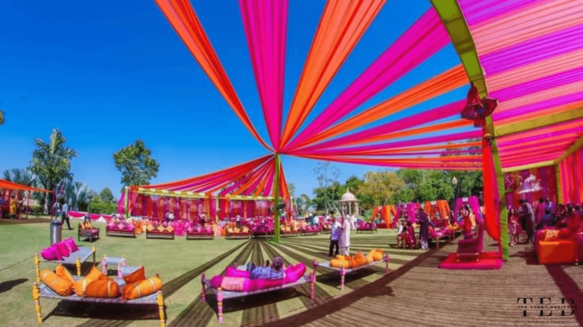 Read more about the article 5 Trendiest Mehendi Theme Decor Ideas for Luxury Wedding